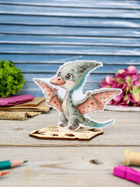 Siuvinėjimo kryželiu rinkinys „Mažasis pterodaktilis“ 10x13 cm