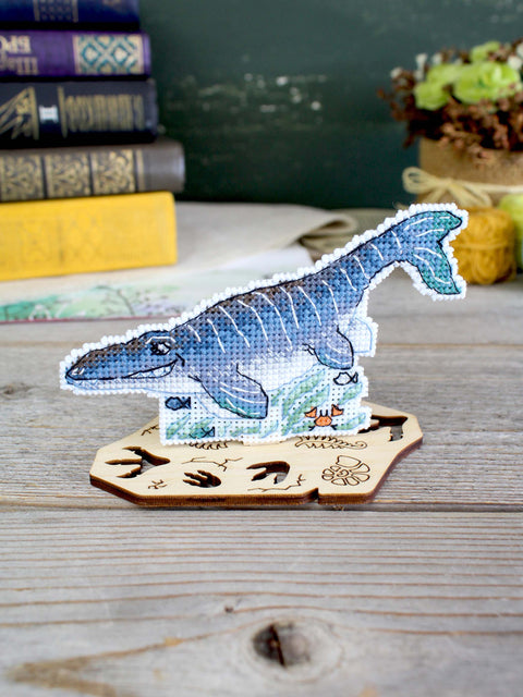Siuvinėjimo kryželiu rinkinys „Dinozaurai. Mozazauras“ 8x12 cm