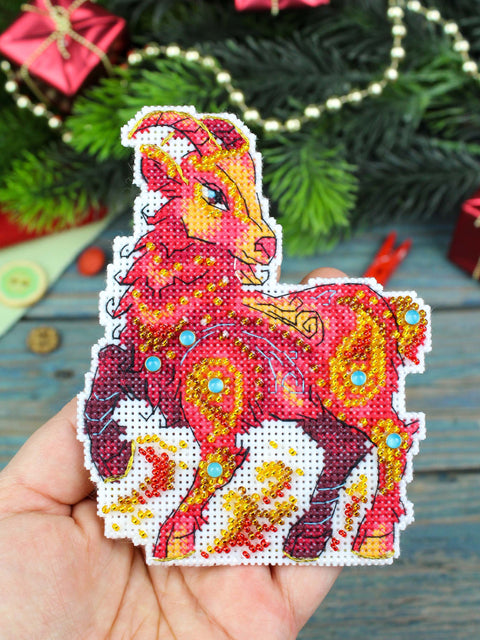 Siuvinėjimo kryželiu rinkinys „Ugningas ožiukas“ 12 x 10 cm su karoliukais
