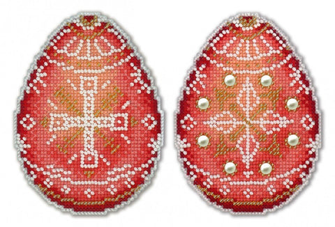 Siuvinėtas kiaušinis, raudonas su aukso ir baltų karoliukų ornamentu: kairėje kryžiaus raštas, dešinėje perlų akcentai