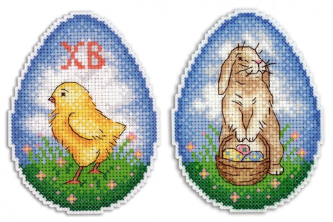 Siuvinėjimo rinkinys: du kiaušinio formos motyvai — geltonas viščiukas kairėje ir zuikis su krepšeliu dešinėje