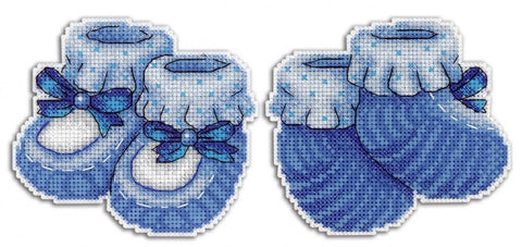 Kūdikių bateliai mėlyni, siuvinėti kryžiuku, su balta raukšlėta apdaila ir mėlynais kaspinėliais, parodytas priekis ir nugara