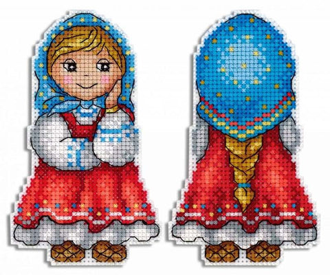 Siuvinėjimo rinkinys lėlė, parodyta priekinė ir galinė pusė; raudona su mėlyna skara ir auksine pynė