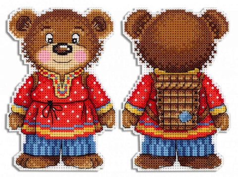 Meškiuko lėlė medinė su raudonu tradiciniu rūbu, parodytas priekinis ir nugaros vaizdas su pintine kuprine