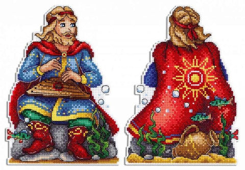 Siuvinėjimo rinkinys karaliaus figūra, dvisienis: priekinė pusė su muzikantu, galinė – raudonas apsiaustas su saulės motyvu ir vazonu.