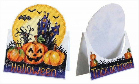 Helovino atvirukas su siuvinėjimo raštu: oranžiniai moliūgai prieš geltoną mėnulį, dvipusis stovas su Trick or Treat nugarėle stalo dekoracijai