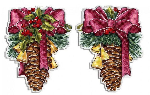Kalėdiniai kankorėžiai kabinami ornamentai su rožiniu kaspinu, žaliosiomis šakelėmis ir auksinėmis varpelėmis, dešinysis be uogų