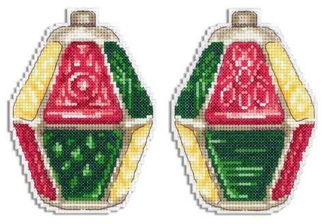 Kalėdinis ornamentas hexagonas rankų darbo siuvinėjimas raudonos, žalios ir geltonos spalvų, parodytos priekinė ir galinė pusė