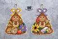 Siuvinėtas namų talismanas rudos spalvos, dvipusis (180°) variantas su skirtingomis kasos juostelėmis ir gėlių motyvais