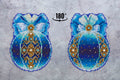 Siuvinėjimo rinkinys mėlyna kaspinėta ovali ornamenta su auksiniais karoliukais, parodytas priekis ir apverstas variantas 180°