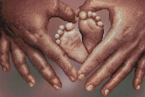 kryželių rinkinys: rudos tonų makro kompozicija su tėvų rankomis, formuojančiomis širdį aplink mažyčio kūdikio pėdutes