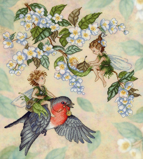 Siuvinėjimo modelis: pastelinė pasakų scena su raudonakrūčiu paukščiu, dviem fėjomis, baltais žiedais ir lopšeliu — pagrindinis pilnas raštas