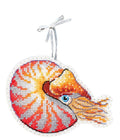 Siuvinėtas pakabukas nautilusas, oranžinės, raudonos ir pilkos spalvų kryželių raštas, su sidabrine juostele kabinimui