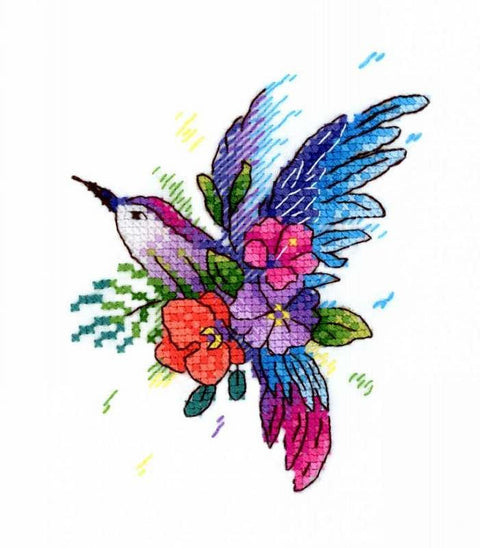 Siuvinys kolibris su ryškiomis mėlynomis, violetinėmis ir koralinėmis gėlėmis, fotografuotas iš arti ant balto fono