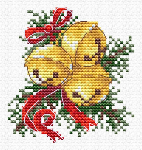 Siuvinėjimo rinkinys: trys geltoni kalėdiniai varpeliai su raudona juostele ir žaliais spygliais, kryželių raštas, 20×20 cm motyvas