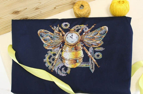 Siuvinys ant tamsiai mėlynos medžiagos — auksinė steampunk bitė su laikrodžiu ir krumpliaračiais, detalus planas