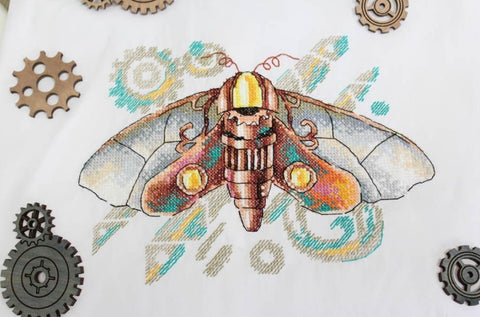 Marškinėliai su siuvinėta steampunk vabalo aplikacija ant baltos medžiagos, ryškios rudos, oranžinės ir turkio detalės