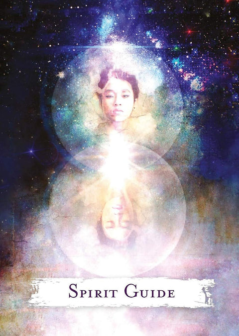 Spirit Guide korta iš orakulų rinkinio, violetinė–mėlyna kosminė estetika su dviem atspindinčiais veidais ir pavadinimu apačioje