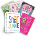 Kortų kaladė Spirit Junkie — 52 spalvingos afirmacijų kortos, elegantiška dėžutė ir rožinė korta su plunksna
