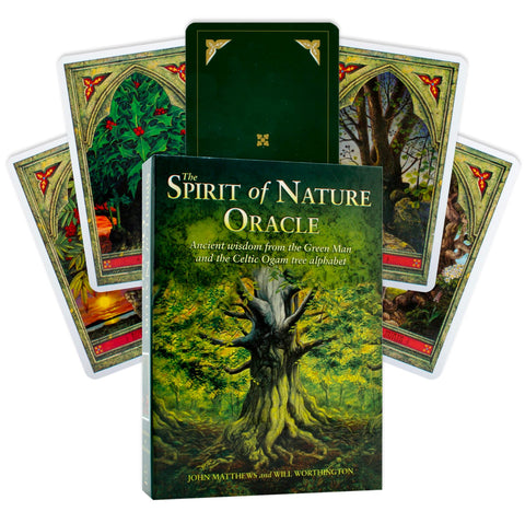 Orakulo kortų rinkinys Spirit of Nature su žalia dėžute, senovinio medžio iliustracija priekyje ir kelios fanuotos kortos fone