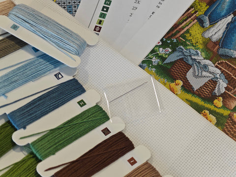 Pavasaris sodyboje – kryželių siuvinėjimo rinkinys AVA Stitch