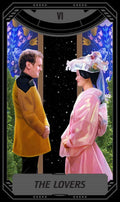 tarot korta The Lovers — priekinis dizainas su pora žvelgiančia vienas į kitą, žvaigždėtas fonas, rožinė kimono ir geltonas kostiumas