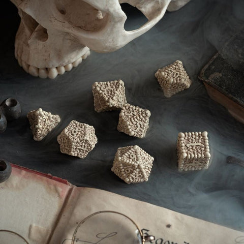 Daugiašoniai kauliukai, 7 vnt., kremiški ir smulkiai išraižyti ornamentais, komplektas stalo RPG žaidimams su kaukole ir rūku
