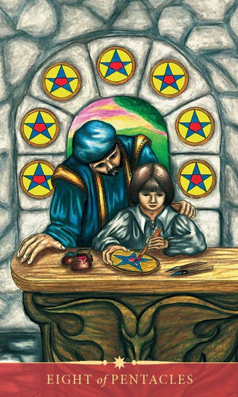 tarot korta Aštuoni pentaklų – meistras moko jauną amatininką raižyti penktakampius ant medaliono prie stalo, fone langas su aštuoniais pentakliais