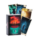 Tarot kortos Stranger Things (Netflix) — juoda dėžutė su gidų knygele ir penkiomis spalvingomis iliustruotomis kortomis, komplekto demonstracija
