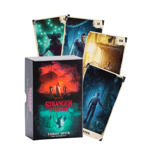 Tarot kortos Stranger Things (Netflix) — juoda dėžutė su gidų knygele ir penkiomis spalvingomis iliustruotomis kortomis, komplekto demonstracija