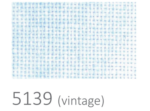 Audinys 5139 vintage, arti rodomas smulkus tinklelio raštas šviesiai melsvų ir baltų siūlų, skirtas tekstūros peržiūrai