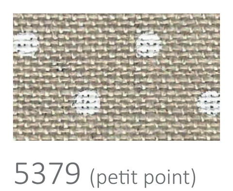 Audinys smėlinės spalvos su smulkiais baltais petit point taškais, artimas planas pabrėžia audinio tekstūrą