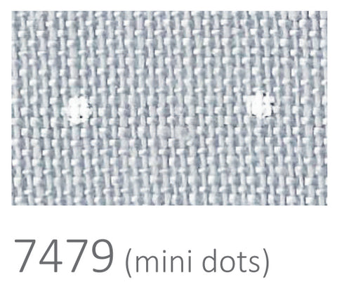 Audinys mini dots šviesiai pilkas smulkaus rašto makro užuomina, rodanti audinio struktūrą, tankumą ir derinimo galimybes