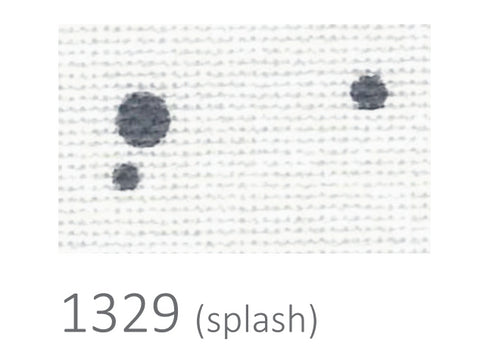 Tapetai 1329 (Splash) – baltas struktūrinis pagrindas su keliomis pilkomis purslų dėmėmis ir smulkiu raštu