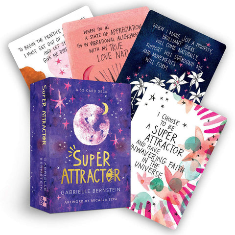 Kortų rinkinys Super Attractor (Gabrielle Bernstein) – violetinė dėžutė ir 52 spalvotos afirmacijų kortos, fanuotas išdėstymas, iliustruotos kortelės