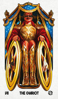 tarot korta The Chariot – auksinė šarvų emblema ir raudonas apsiaustas, vertikalus priekis su aukso ratais ir dviem šunimis