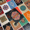 Tarot kortos Swagatam juodu viršeliu centre, dėžutė atidengiama ant įvairių spalvotų kortų nugarėlių, pabrėžiant variantų dizainus