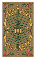 tarot korta su žaliai auksine nugarėle, centre pakabinamas žibintas ir kryžiuojančios lazdelės, dekoruota lapais ir raudonomis gyvatėlėmis
