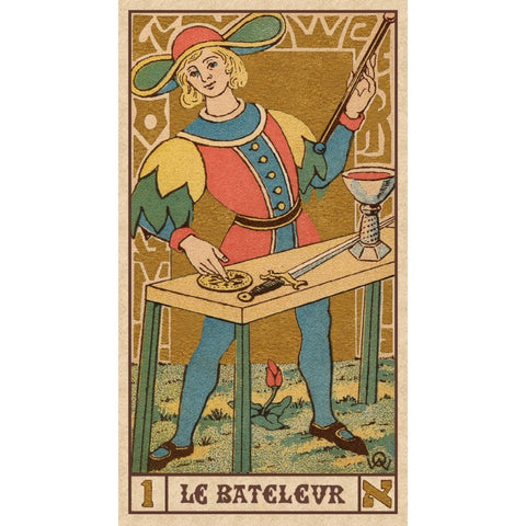 Tarot korta Magas: vintidžo stiliaus vertikalus iliustracinis kortos priekis, raudonas–mėlynas kostiumas, stalas su taurė ir kardas