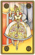 tarot korta Karalienė — iliustruota versija su auksiniais ornamentais, baltos suknelės detalėmis ir astrologiniais ženklais