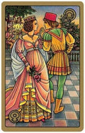 Tarot korta Rider–Waite stiliaus: Svarstyklių korta su pora renesanso drabužiais rožinė‑geltona, priekinis kortos variantas