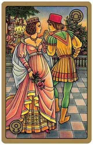 Tarot korta Rider–Waite stiliaus: Svarstyklių korta su pora renesanso drabužiais rožinė‑geltona, priekinis kortos variantas