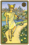 Tarot korta geltonų tonų iliustracija su sparnuotu helmuoto personažo figūra prieš miestelio panoramą ir upę