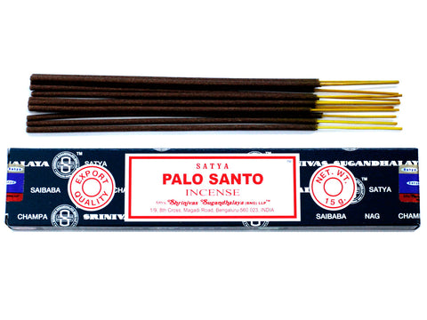Palo Santo smilkalai Satya 15 g dėžutėje su rudomis lazdelėmis viršuje, matoma pakuotė ir atverti smilkalai