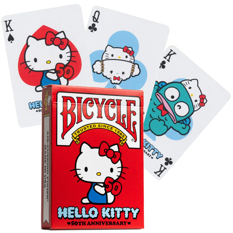Bicycle kortos Hello Kitty 50th Anniversary, raudonas dėklas su logotipu ir atvertos išrikiuotos kortos su personažais
