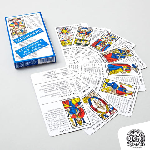 Tarot kortos Grimaud Marseille, 26 kortų rinkinys mėlynoje dėžutėje, kortos išskleistos vėduokle su spalvotomis iliustracijomis ir paaiškinančiais tekstais