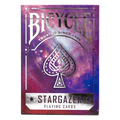 Bicycle Stargazer žaidimo kortos violetinė–mėlyna galaktikos dėžutė su sidabriniu spade logotipu ir priekinio dangtelio vaizdu