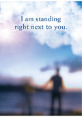 plakatas su citata "I am standing right next to you", tamsiai mėlynas fonas, neryškūs žmonių siluetai, 50×70 cm