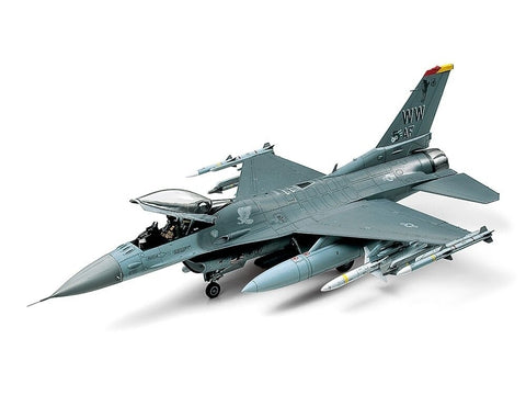 F-16CJ Fighting Falcon 1/48 plastikinis naikintuvo modelis kolekcionieriams
