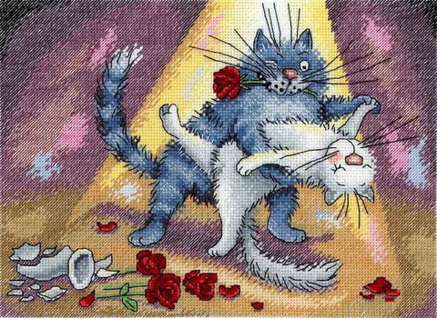 siuvinėtas paveikslas dvi šokančios katės su raudonomis rožėmis, rankų darbo kryželiu ant drobės, 30×40 cm